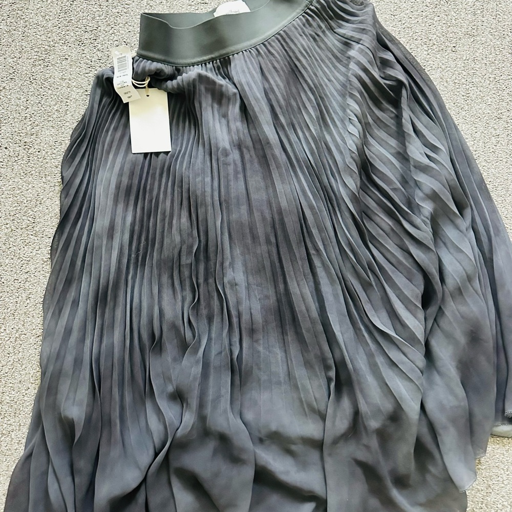 Aritzia NWT Wilfred Charcoal Twirl Skirt